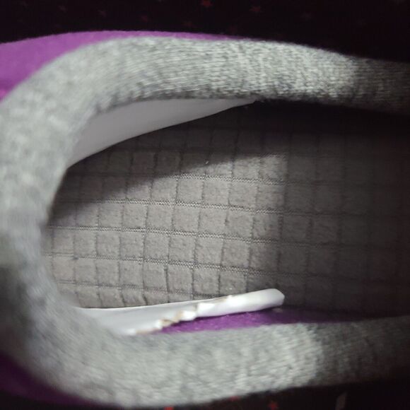 Isotoner Signature Enhanced Heel Cushion Womens Slippers Purple NIB - Picture 5 of 10
